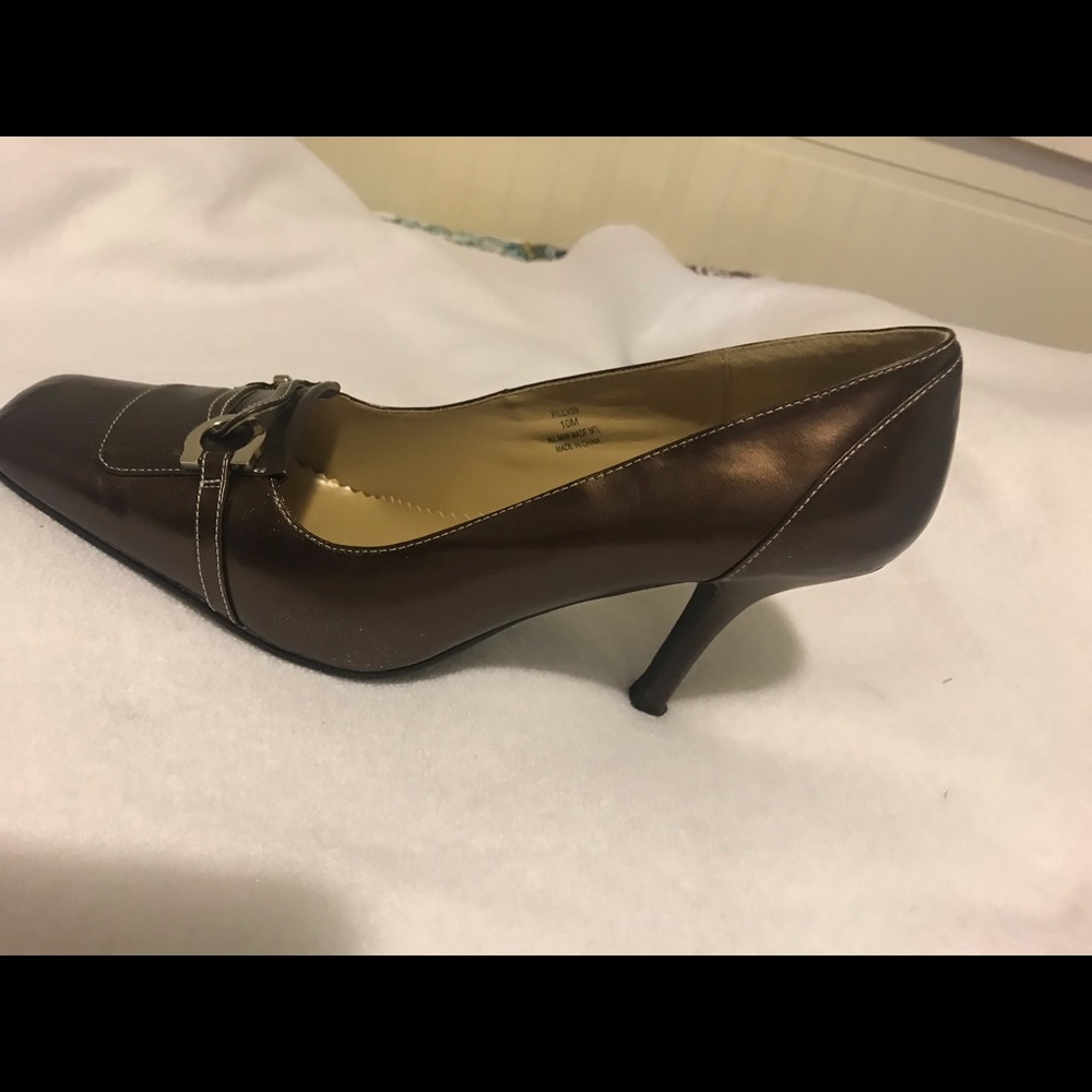 Bronze pumps.